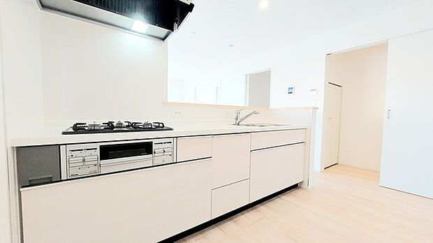 リビングにいる家族の顔が見渡せるカウンターキッチン。お料理もより一層おいしく、楽しく。食器棚を背面に設置しても十分な広さを確保しています。 