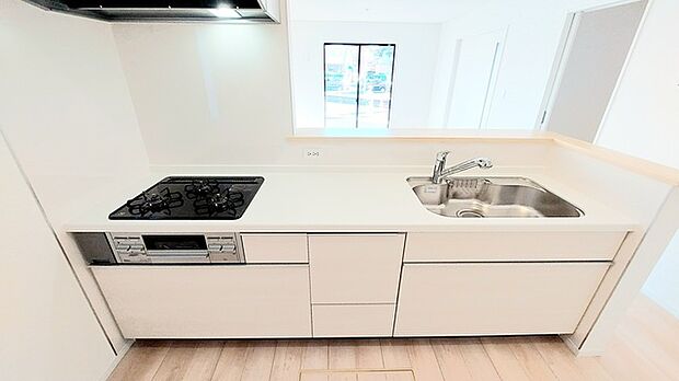 リビングにいる家族の顔が見渡せるカウンターキッチン。お料理もより一層おいしく、楽しく。食器棚を背面に設置しても十分な広さを確保しています。  