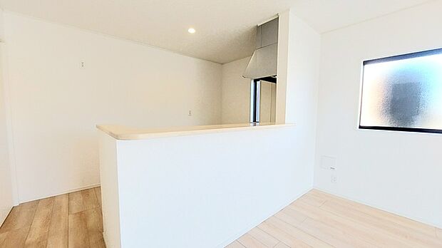 リビングにいる家族の顔が見渡せるカウンターキッチン。お料理もより一層おいしく、楽しく。食器棚を背面に設置しても十分な広さを確保しています。 