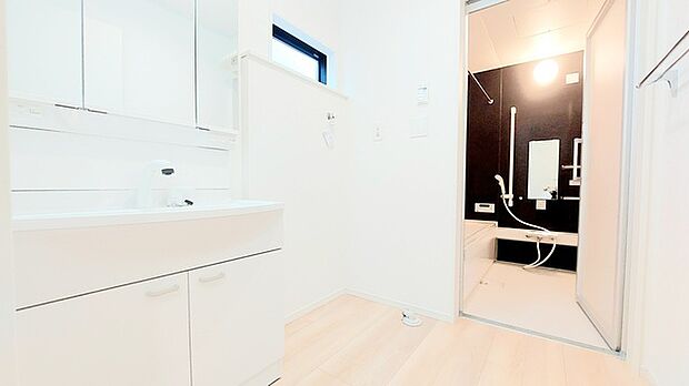 ゆとりの洗面スペースで朝の身支度もスムーズに行えます。 