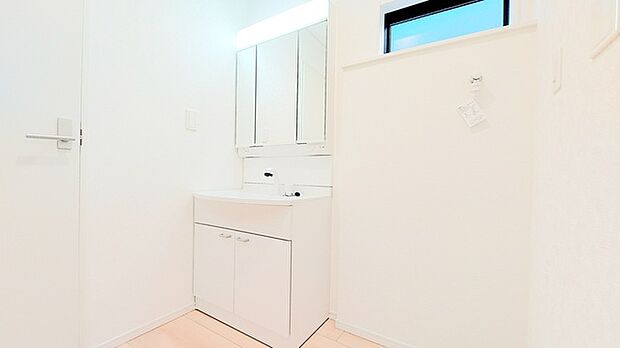 お出かけ前の身だしなみに一歩差がつく三面鏡。ミラー裏にはたっぷり収納もございます。 