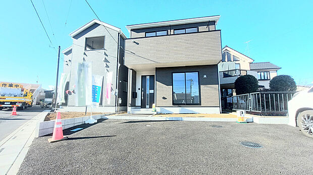 セカンドカーや来客時にも便利なカースペース2台分ございます。 