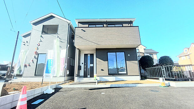 南道路に面しており日中もたくさんの陽が入ります。風通りや周辺環境など実際に現地にてご確認ください。 