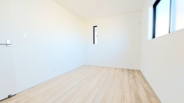 どんな家具にでも相性が良い清潔感ある白色調のクロスを採用。主張しすぎない配色、耐久性にも優れた床材は日々のメンテナンスも楽に、快適に過ごして頂けるよう考えられています。 