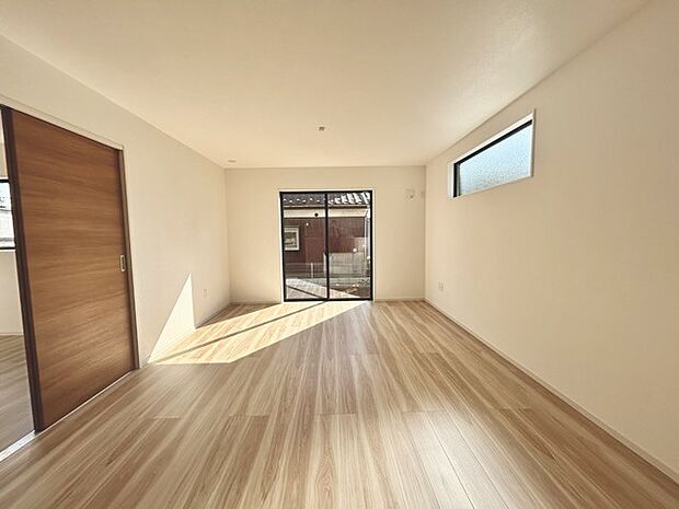 家族団欒のリビング。陽光差し込む食卓には家族の会話とスマイルが溢れます。いつまでもここで食卓を囲みたくなる、そう感じさせてくれるスペース。 