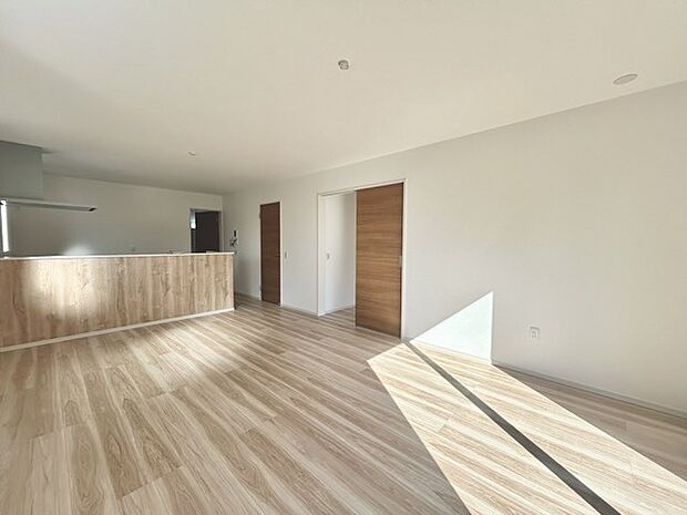 夕食の時間。家族、友人、両親、親戚との会話がより料理を美味しくしてくれる。あっという間に時間が過ぎてしまう居心地の良さは、普段はほっとする空間としてここにあります。 