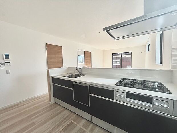 家族が一番集まる場所だから広々としつつも素敵な空間であって欲しい。皆がくつろぐリビングからキッチンまでが一つに繋がる空間。 