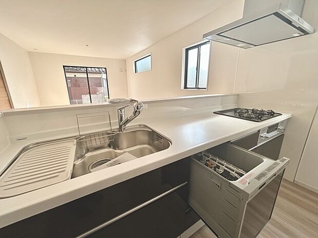 時短に活躍する食器洗浄機や一杯の水も楽しめる浄水器があるシステムキッチン。 