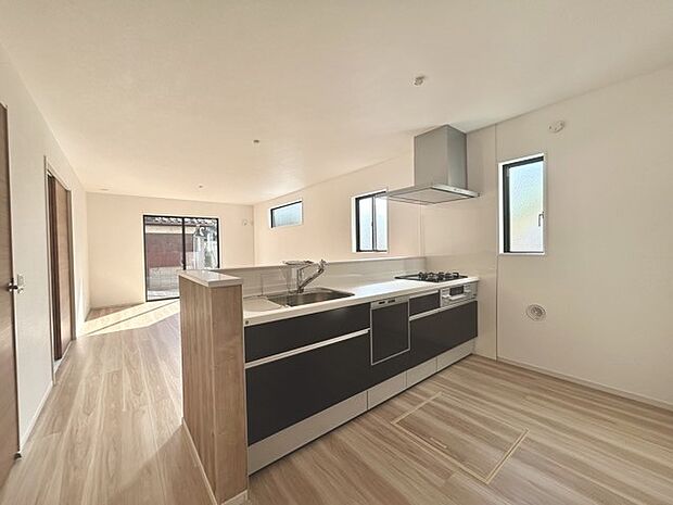 家族団欒のリビング。陽光差し込む食卓には家族の会話とスマイルが溢れます。いつまでもここで食卓を囲みたくなる、そう感じさせてくれるスペース。 