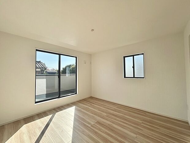 大きな開口部から明るい光が差し込む、日中の室内の明るさがこの部屋の魅力です。 