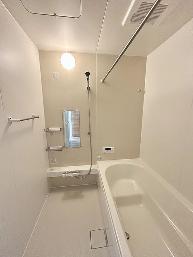 その日の疲れをゆっくりと落としてくれる場所、お子様との大事なひと時を楽しくしてくれる場所。曲線美も感じられるくつろぎのバスタブは、半身浴も楽しめる居心地の良さ。 