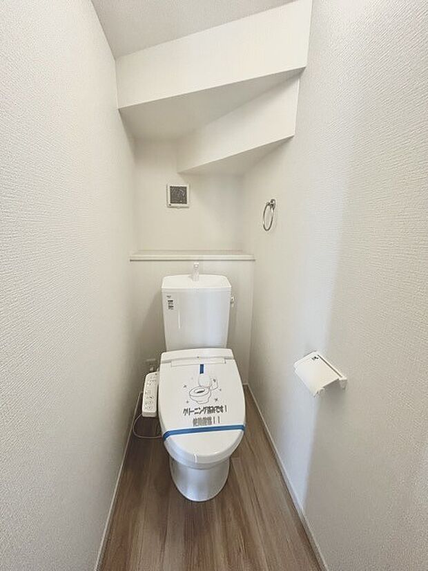 ウォシュレット機能付きのトイレ。収納もあり実用性も兼ね備えた造り。 
