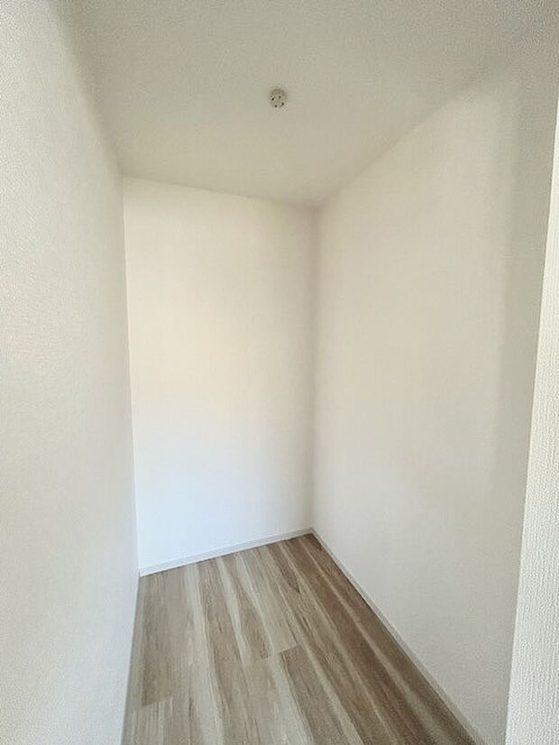 広々収納で、仕事着、普段着をまとめて収納できます。 