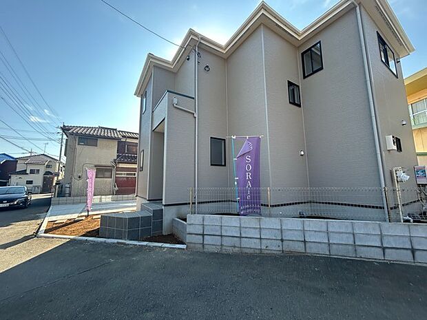戸建てが立ち並ぶ静かな住宅街。四季折々の移り変わりを感じながら自然と楽しみ、暮らす、そんな毎日を日々の中で感じられる住環境 
