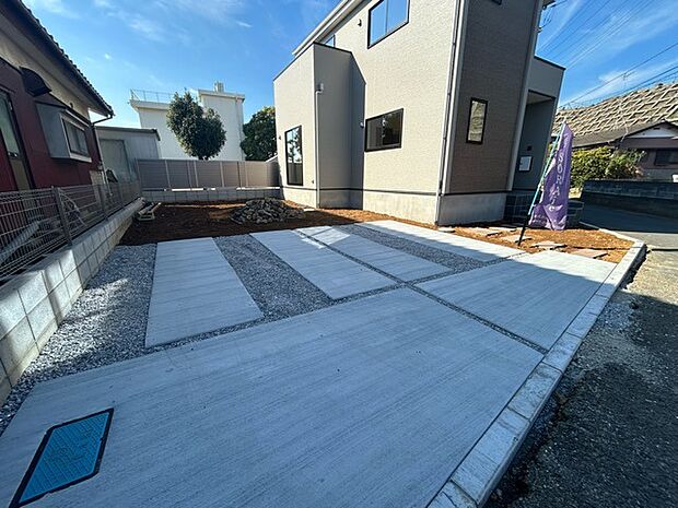 セカンドカーや来客時にも便利なカースペース2台分ございます。 