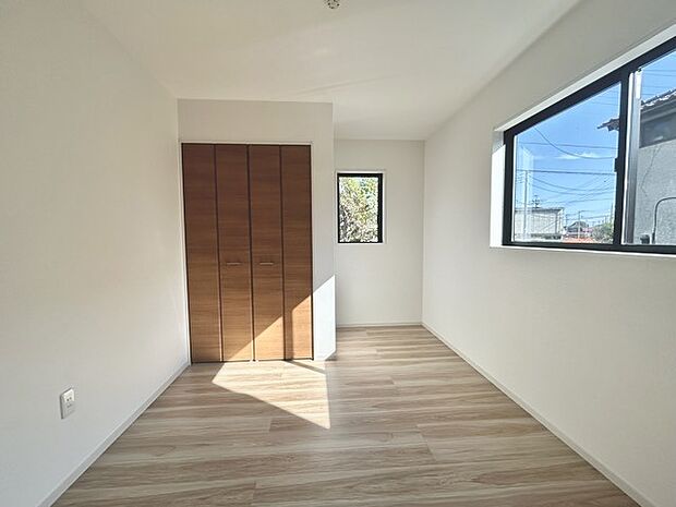 扉を開放するとLDKと洋室を一体利用できる空間！扉を閉めると独立した空間としても活用できます。 