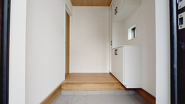 明るく開放的な玄関、靴の脱ぎ履きもしやすく、収納も豊富でご家族皆様の靴をスッキリ収納できます。