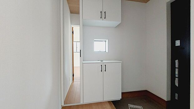 玄関はおうちの顔とも呼ばれる重要な場所!明るくスッキリと見える空間で住まう人を見送り、出迎えてくれます。