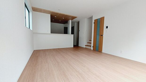 大きな開口部から明るい光が差し込むリビング。日中の室内の明るさがこの部屋の魅力です。