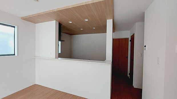 リビングにいる家族の顔が見渡せるカウンターキッチン。お料理もより一層おいしく、楽しく。食器棚を背面に設置しても十分な広さを確保しています。