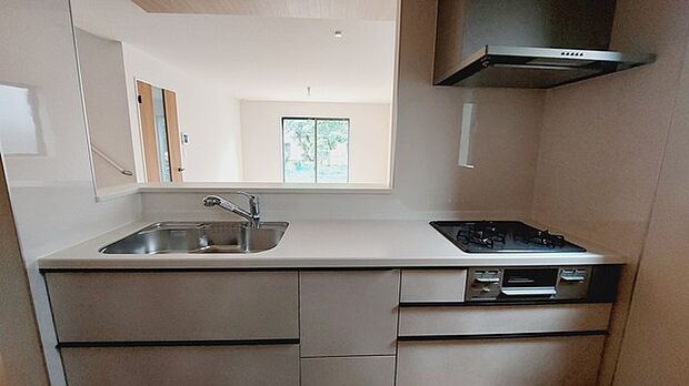 家族が一番集まる場所だから広々としつつも素敵な空間であって欲しい。皆がくつろぐリビングからキッチンまでが一つに繋がる空間。