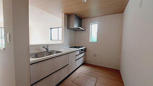 リビングにいる家族の顔が見渡せるカウンターキッチン。お料理もより一層おいしく、楽しく。食器棚を背面に設置しても十分な広さを確保しています。