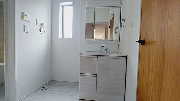 お出かけ前の身だしなみに一歩差がつく三面鏡。ミラー裏にはたっぷり収納もございます。