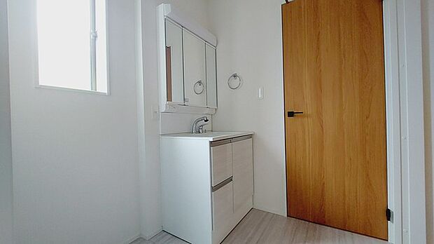 使い勝手の良い洗面台、窓があることで換気もしやすく清潔感のある空間を保てます。