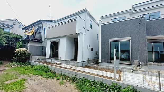 セカンドカーや来客時にも便利なカースペース2台分ございます。