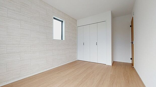 アクセントクロスを使用したオシャレな洋室。窓からそそぐ陽の光が眩しいベッドルームは、朝の目覚めが心地良く迎えられそうです。