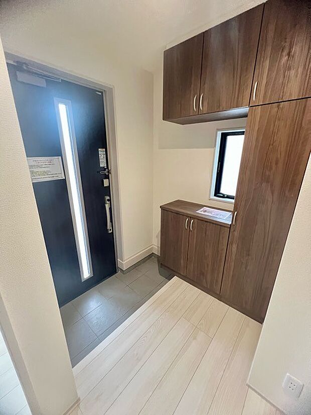 明るく開放的な玄関、靴の脱ぎ履きもしやすく、収納も豊富でご家族皆様の靴をスッキリ収納できます。