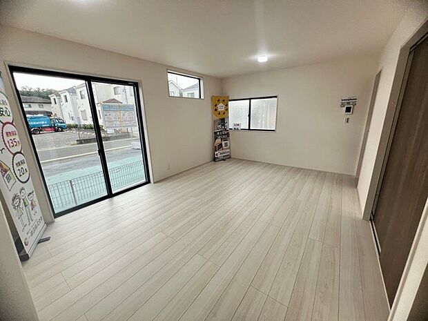 家族団欒のリビング。陽光差し込む食卓には家族の会話とスマイルが溢れます。いつまでもここで食卓を囲みたくなる、そう感じさせてくれるスペース。