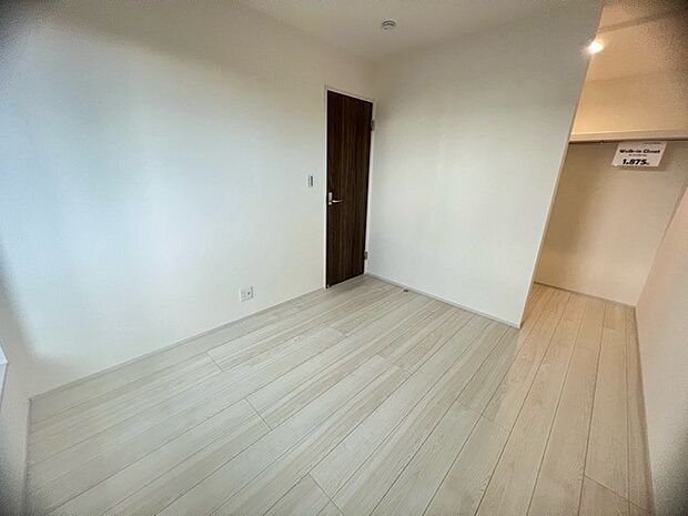 どんな家具にでも相性が良い清潔感ある白色調のクロスを採用。主張しすぎない配色、耐久性にも優れた床材は日々のメンテナンスも楽に、快適に過ごして頂けるよう考えられています。