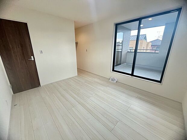 どんな家具にでも相性が良い清潔感ある白色調のクロスを採用。主張しすぎない配色、耐久性にも優れた床材は日々のメンテナンスも楽に、快適に過ごして頂けるよう考えられています。