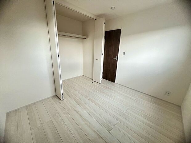 衣類の整理整頓に嬉しいクローゼット付きのお部屋。お子様のお部屋としても便利です。