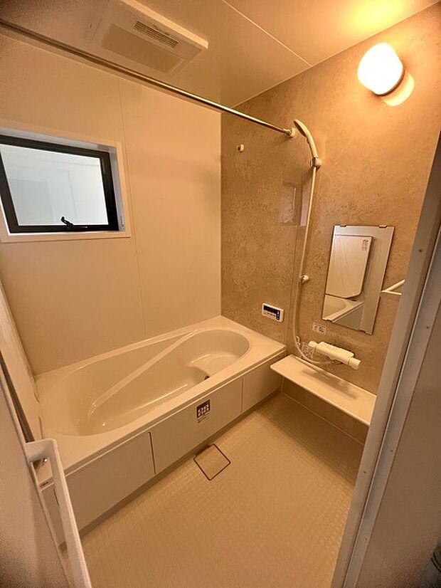 一緒にお風呂に入っている子供達の声がリビングまで聞こえてきそうな広々とした1坪バス