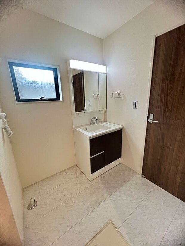 お出かけ前の身だしなみに一歩差がつく三面鏡。ミラー裏にはたっぷり収納もございます。