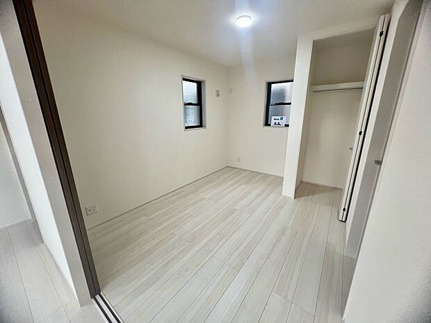 扉を開放するとLDKと洋室を一体利用できる空間!扉を閉めると独立した空間としても活用できます。