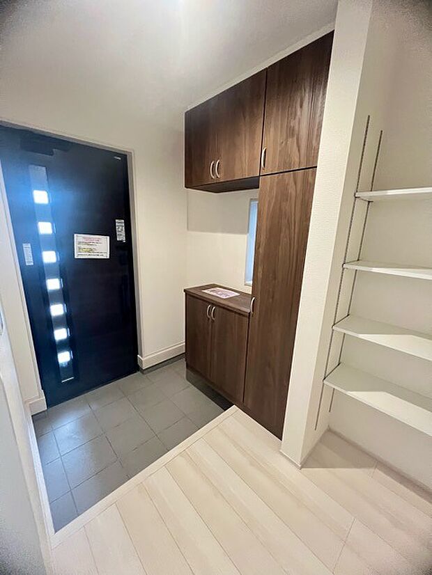 明るく開放的な玄関、靴の脱ぎ履きもしやすく、収納も豊富でご家族皆様の靴をスッキリ収納できます。 