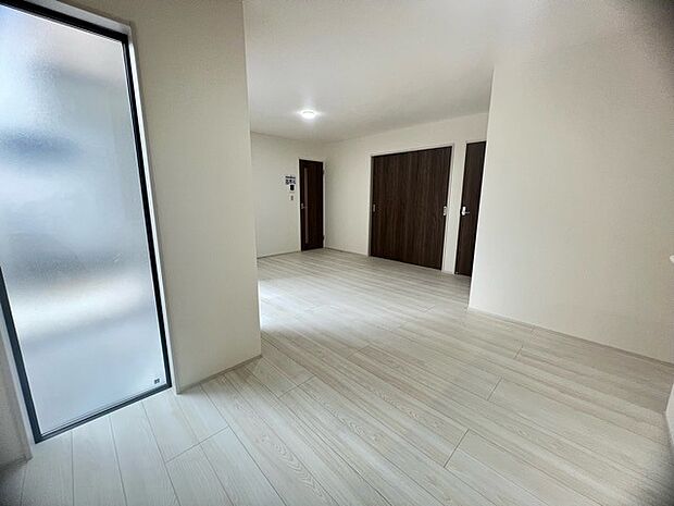 家族団欒のリビング。陽光差し込む食卓には家族の会話とスマイルが溢れます。いつまでもここで食卓を囲みたくなる、そう感じさせてくれるスペース。 