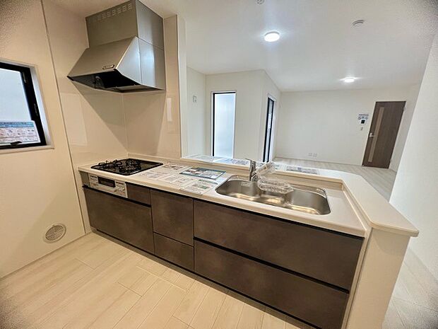 明るい光が降り注ぐ窓があるキッチンはお料理を作る時の気持ちもいつもより明るくなります。近くに窓があるので換気もしやすいですね。 