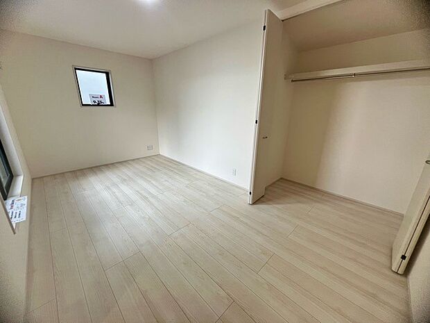 どんな家具にでも相性が良い清潔感ある白色調のクロスを採用。主張しすぎない配色、耐久性にも優れた床材は日々のメンテナンスも楽に、快適に過ごして頂けるよう考えられています。 