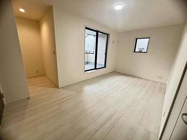 どんな家具にでも相性が良い清潔感ある白色調のクロスを採用。主張しすぎない配色、耐久性にも優れた床材は日々のメンテナンスも楽に、快適に過ごして頂けるよう考えられています。 