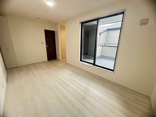 どんな家具にでも相性が良い清潔感ある白色調のクロスを採用。主張しすぎない配色、耐久性にも優れた床材は日々のメンテナンスも楽に、快適に過ごして頂けるよう考えられています。 