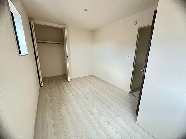 衣類の整理整頓に嬉しいクローゼット付きのお部屋。お子様のお部屋としても便利です。 