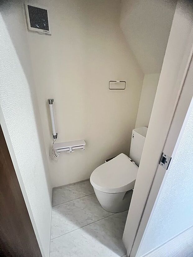 1.2階にそれでもトレイがございます。朝の混雑時に分散して利用できるほか、ゲスト用としても使い分けることもできます。 