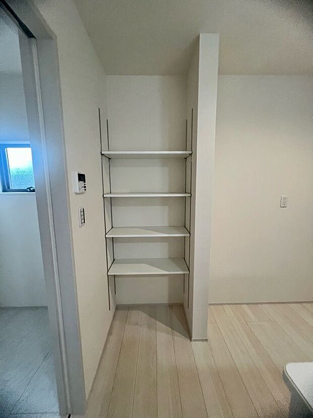 大容量のパントリーがございますので、非常食や食品のストックも沢山置けます。 