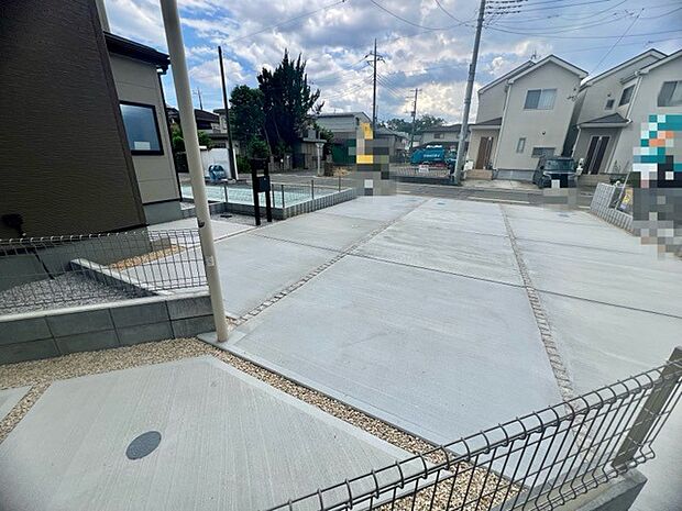 セカンドカーや来客時にも便利なカースペース2台分ございます。 