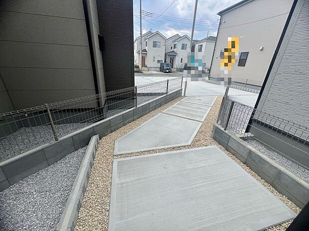 セカンドカーや来客時にも便利なカースペース2台分ございます。 