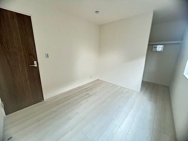 どんな家具にでも相性が良い清潔感ある白色調のクロスを採用。主張しすぎない配色、耐久性にも優れた床材は日々のメンテナンスも楽に、快適に過ごして頂けるよう考えられています。 